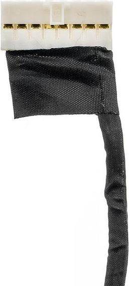 Eine aufgerollte schwarze Kobra mit erhobenem Kopfschmuck, nach rechts blickend, auf weißem Hintergrund. Die Textur der Schuppen ist sichtbar.