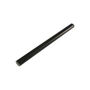 Ein langer, schwarzer zylindrischer Metallrohr auf weißem Hintergrund.