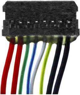 Eine Nahaufnahme eines mehrfarbigen Bandkabels mit acht Drähten in Rot, Grün, Weiß, Gelb, Blau und Schwarz isoliert, endend in einem Stecker.
