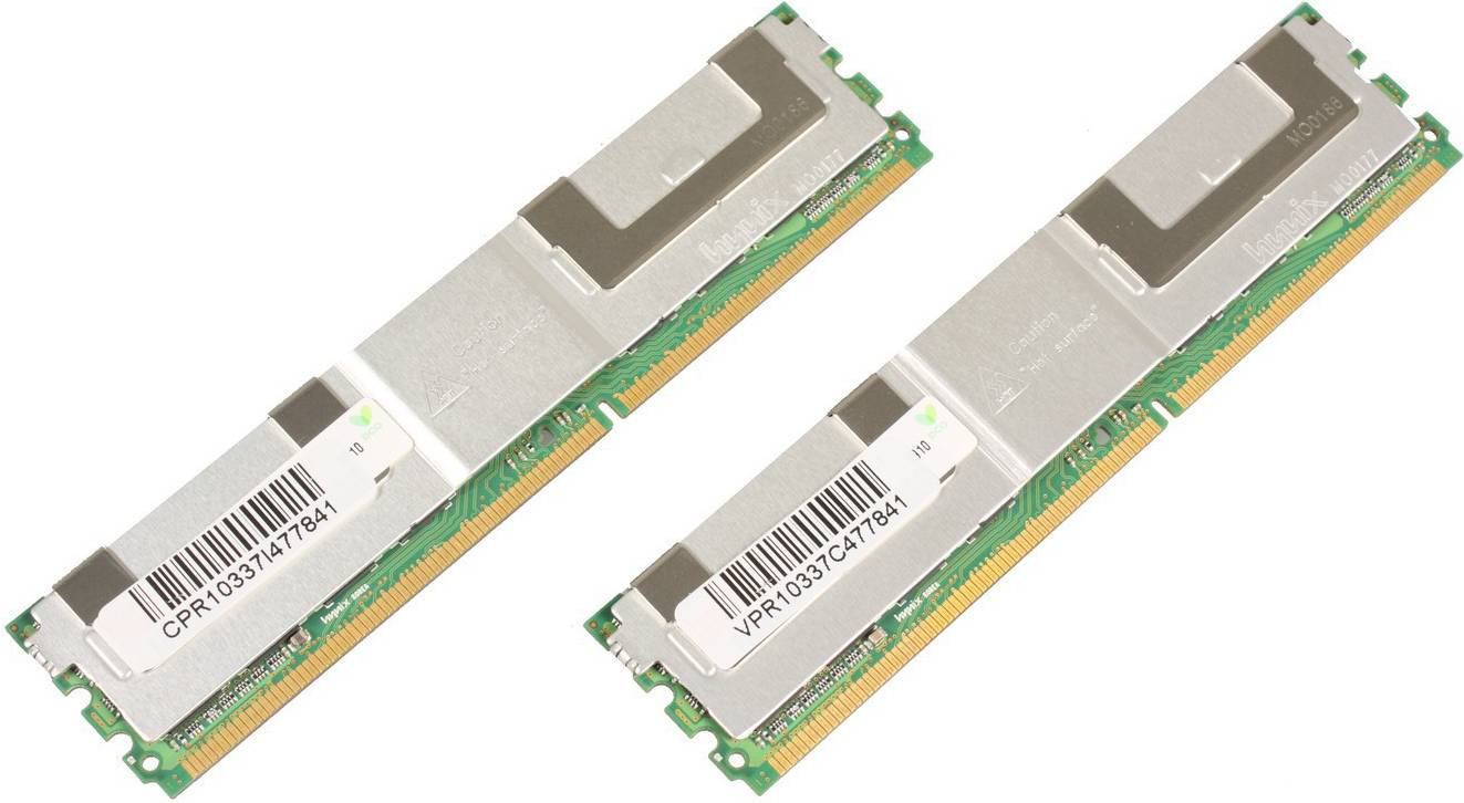 Zwei grüne Computer-Speichersticks mit goldfarbenen Anschlüssen zeigen sichtbare Etiketten und Markierungen.