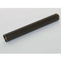 Ein langes, zylindrisches schwarzes Rohr vor einem einfachen Hintergrund.