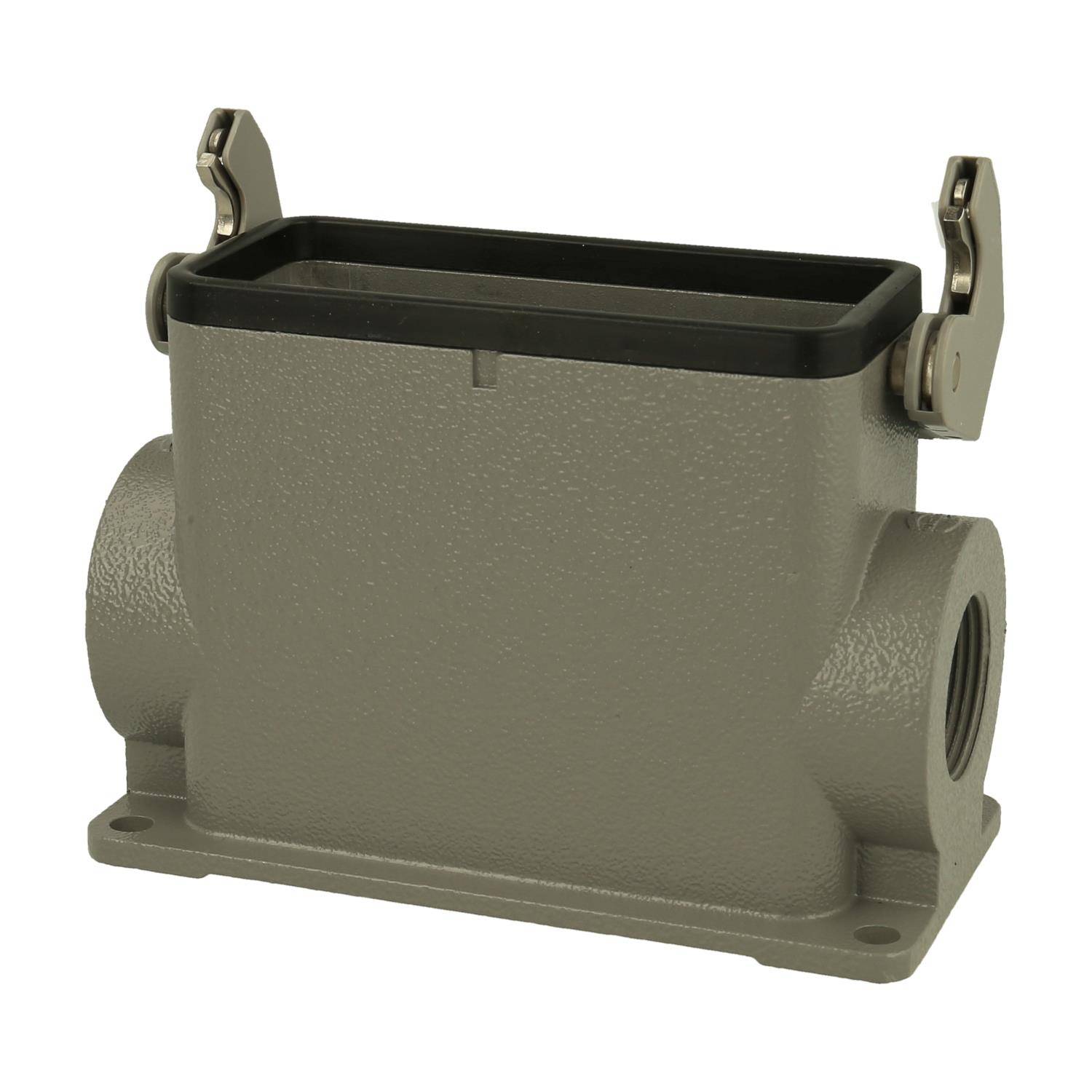 Ein grau-rechteckiges industrielles Anschlussgehäuse mit zwei seitlichen Öffnungen und klappbaren Metallbefestigungen oben, verwendet zur Sicherung elektrischer Verbindungen.