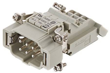 Ein beiger rechteckiger elektrischer Steckverbinder mit mehreren Pins, Metallclips und Schrauben zur Sicherung von Verbindungen.