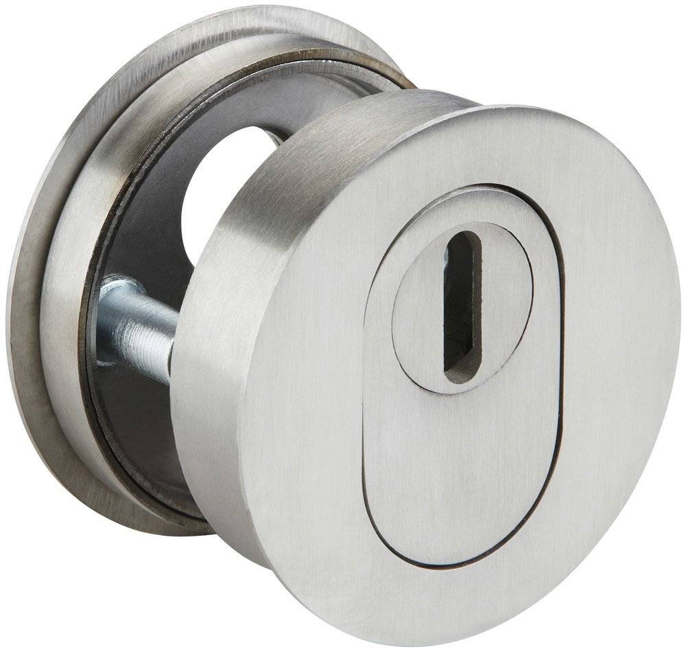 Eine Nahaufnahme eines runden Dreikant-Zylinderschlosses aus Edelstahl mit gebürstetem Finish, das seine Vorderseite und das Schlüsselloch zeigt.