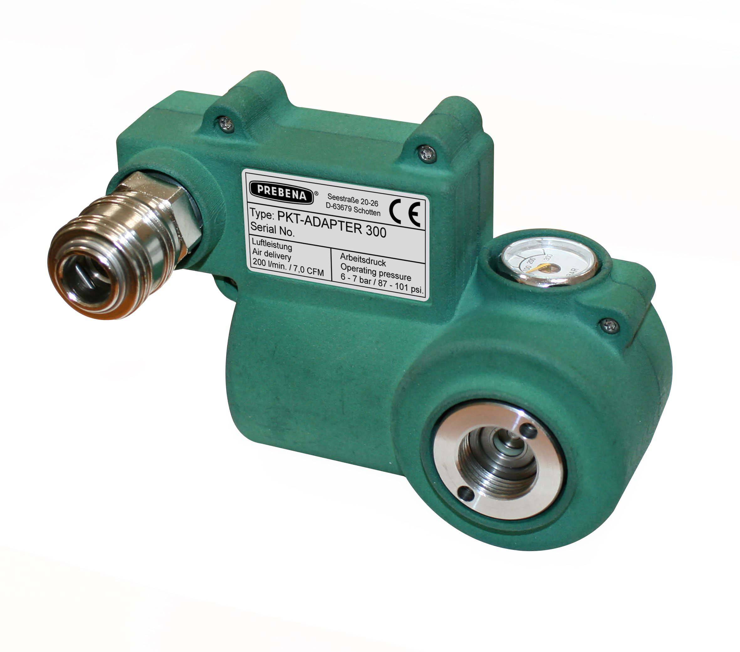 Ein grüner Industrieadapter mit der Beschriftung 'PKT-ADAPTER 300', versehen mit einem Druckmesser und zwei sichtbaren Metallsteckverbindern.