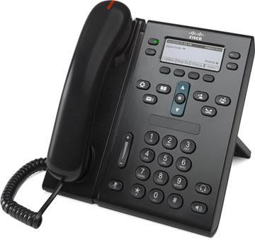 Schwarzes Cisco-Bürotischtelefon mit Hörer, kleinem Display, Navigationstasten und numerischer Tastatur auf weißem Hintergrund