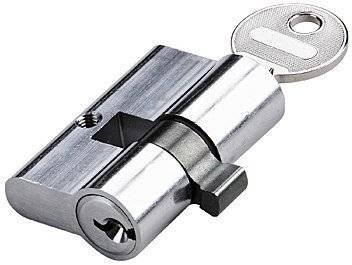 Ein Metallzylinderschloss mit einem in das Schlüsselloch eingeführten Schlüssel, der den Schließmechanismus und die Schlüsselform zeigt.