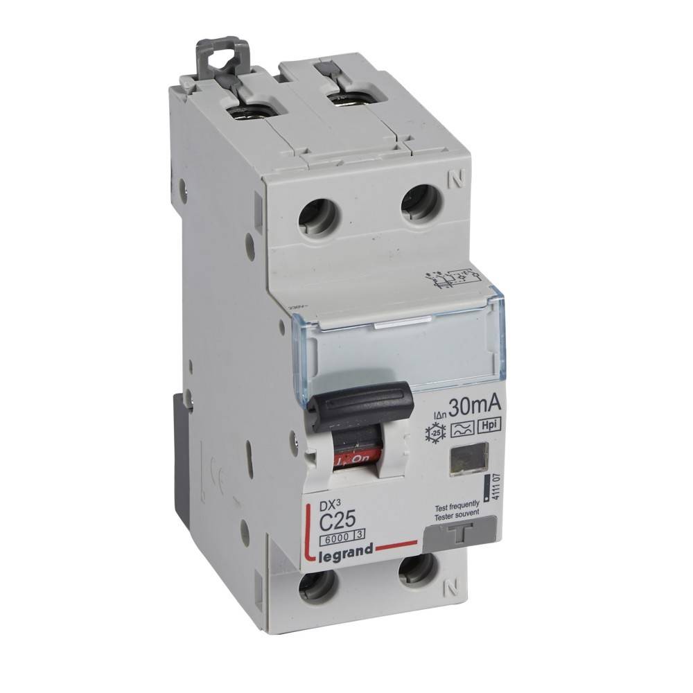 Ein Zweipol-Leitungsschutzschalter mit einer 30mA-Bewertung, gekennzeichnet als 'Legrand DX3 C25'. Verfügt über eine Testtaste und zeigt eine Kapazität von 230V/400V an.