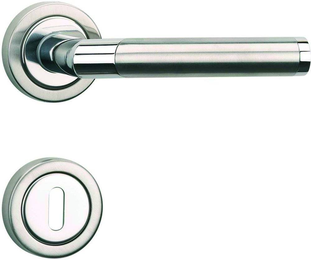 Ein schlanker, moderner Türgriff aus Edelstahl und Schlüsselloch auf weißem Hintergrund, entworfen für minimalistisches Wohn- oder Bürodekoration.