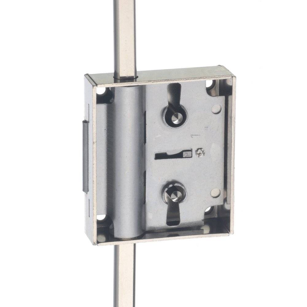 Eine Nahaufnahme eines Metallscharniermechanismus, der an einer senkrechten Stange befestigt ist und für die Unterstützung von Türen oder Paneelen verwendet wird.