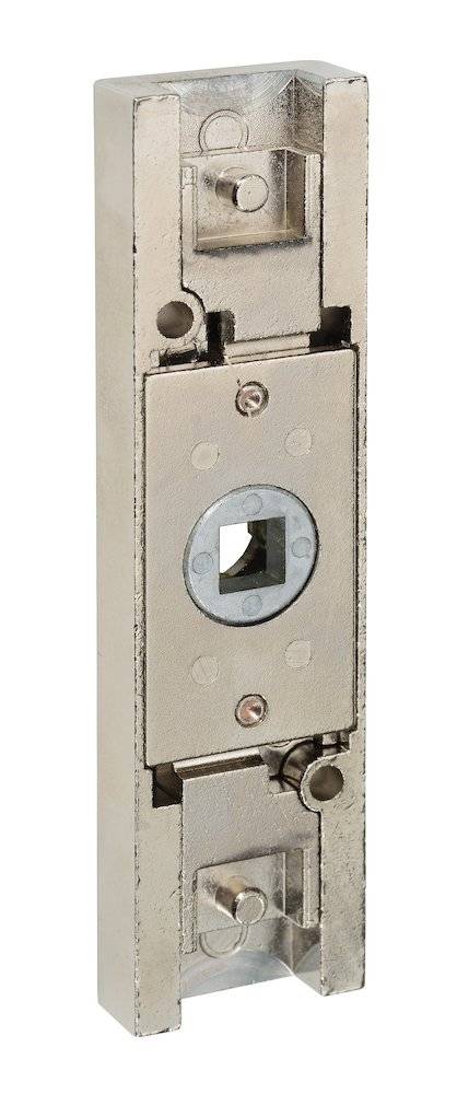 Eine Nahaufnahme eines metallischen Schließmechanismus mit einem quadratischen Schlüsselloch in der Mitte, die Schrauben und interne Komponenten zeigt.