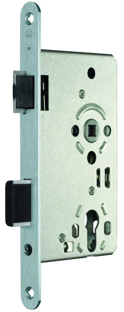 Eine Nahaufnahme eines metallischen Schlossmechanismus mit mehreren kreisförmigen und rechteckigen Öffnungen, vermutlich für Installations- oder Funktionszwecke.