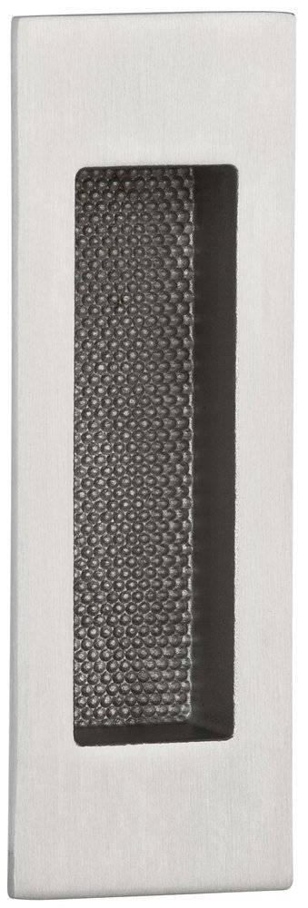 Eine Nahaufnahme einer strukturierten Metalloberfläche mit einem Wabenmuster in einem metallischen Rahmen, die ein industrielles oder dekoratives Aussehen vermittelt.