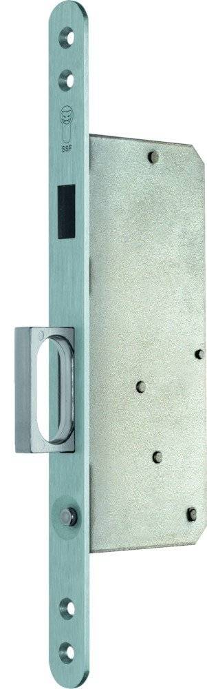 Eine Nahaufnahme einer metallischen Türklinke, die an einer hellfarbigen Tür befestigt ist und ein rechteckiges Design mit polierter Oberfläche aufweist.