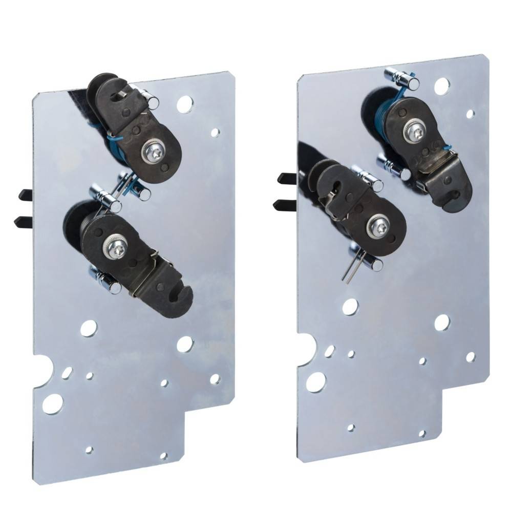 Zwei Metall-Schiebemechanismen, die auf rechteckigen Platten mit mehreren Löchern und kleinen Komponenten montiert sind und für mechanische Anpassungen konzipiert wurden.