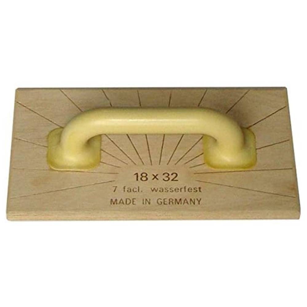 Eine Holz-Glättkelle mit einem gelben Griff, auf der eingravierter Text zu lesen ist: '18 x 32, 7-fach wasserfest, MADE IN GERMANY', verwendet zum Verputzen.