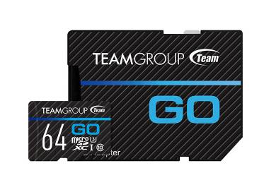 Zwei TeamGroup GO microSD-Speicherkarten, eine 64-GB-Karte vor einer größeren GO-Karte, gezeigt auf weißem Hintergrund.