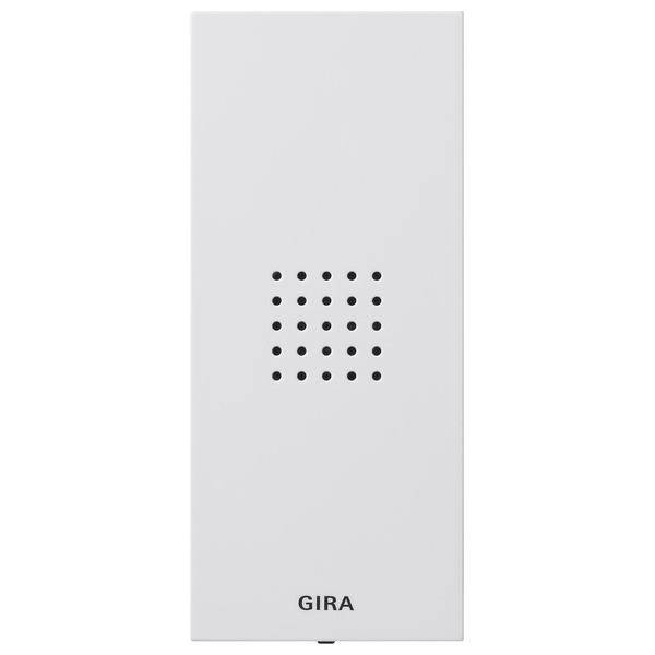 Weißes rechteckiges Gegensprechanlageninstrument mit gelochter Lautsprecherblende. Der Markenname 'GIRA' ist unten aufgedruckt.