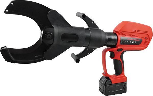Roter und schwarzer hydraulischer Kabelschneider mit rotierbarem Kopf und ergonomischem Griff, entwickelt zum effizienten Schneiden von Kabeln mit großem Durchmesser.