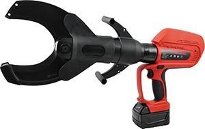 Ein kabelloses hydraulisches Schneidwerkzeug mit einem rot-schwarzen Griff, entwickelt zum Schneiden von Metallkabeln oder Stangen. Das Werkzeug verfügt über einen großen Schneidkopf.