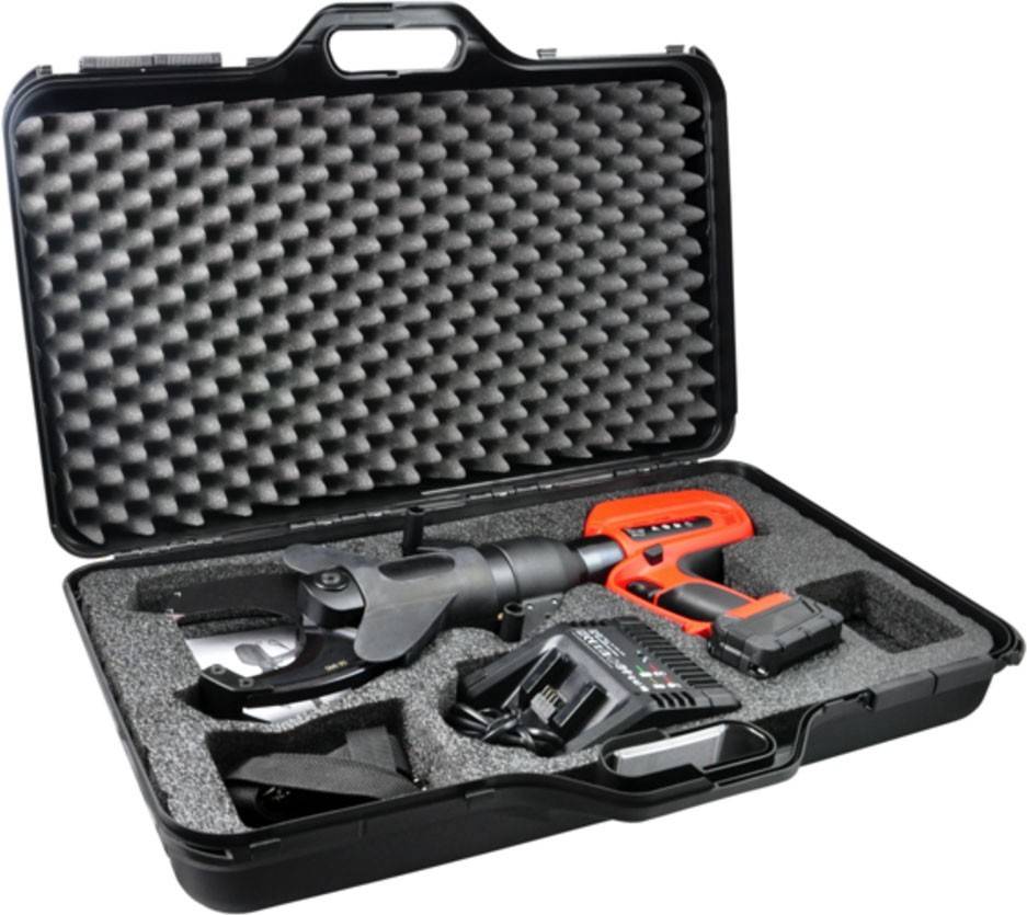 Eine kabellose elektrische Gartenschere wird in einem offenen schwarzen Schaumstoff-Tragekoffer platziert, zusammen mit einem Akkupack und einem Ladegerät.