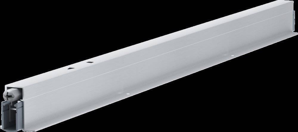 Ein eleganter, rechteckiger Metallbalken mit einem Loch an einem Ende, dargestellt vor einem schlichten schwarzen Hintergrund.