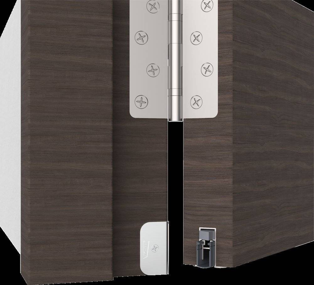 Eine Holztür mit einem unsichtbaren Scharniernsystem steht teilweise offen und zeigt den Scharniermechanismus und das Schloss an der Türkante.