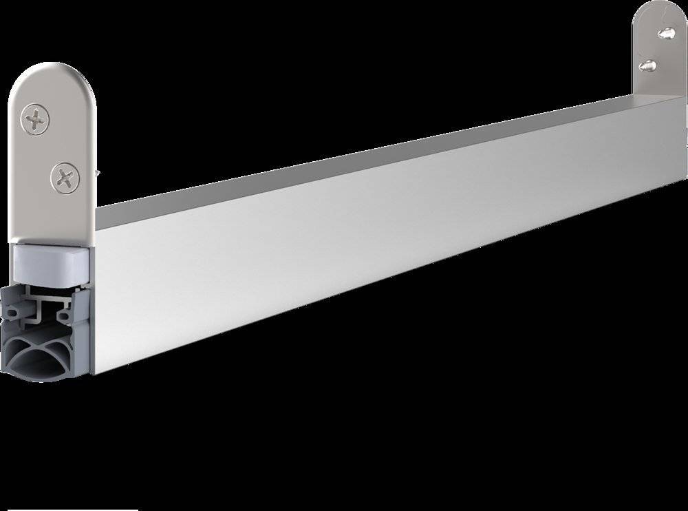 Ein langer, eleganter, metallischer Regal ist an einer schwarzen Wand befestigt und erstreckt sich horizontal von links nach rechts über das Bild.