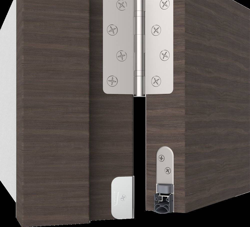 Eine braune Holztür und ein Rahmen werden gezeigt, wobei der Fokus auf dem Scharnier liegt. Die Tür ist leicht geöffnet und hebt das Design und die Platzierung des Scharniers hervor.