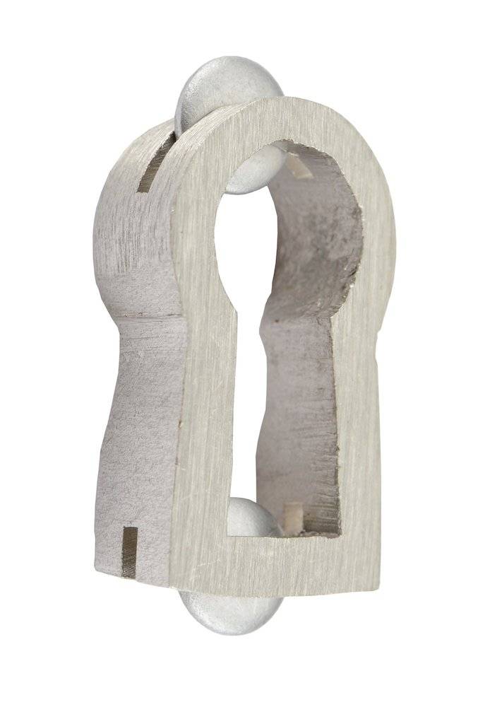 Ein Metallschlüsselloch-Ausschnitt, der einen inneren Mechanismus zeigt.