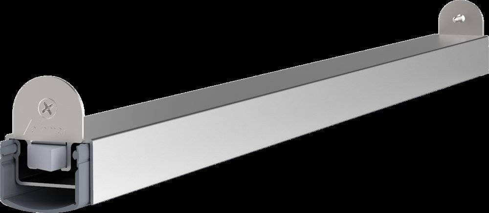 Ein glatter, horizontaler Metallträger mit reflektierender Oberfläche, der sich vor einem einfachen schwarzen Hintergrund abhebt.