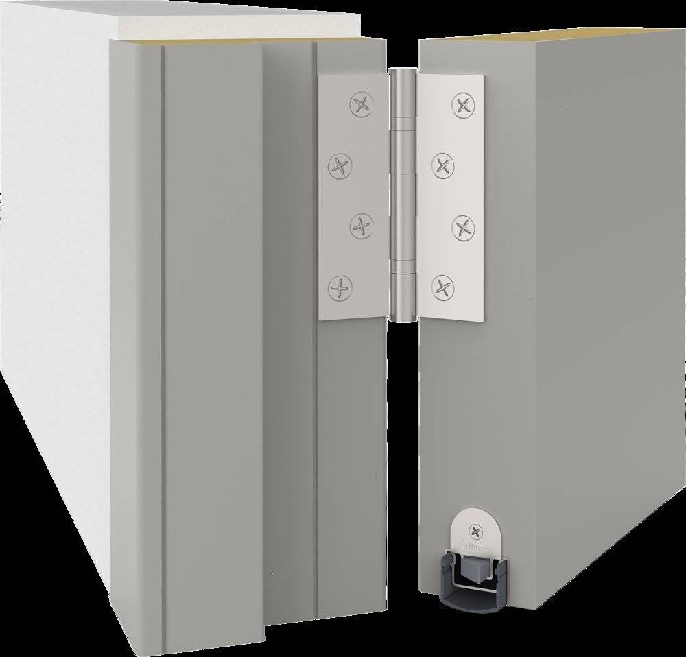 Ein Türblatt mit einem verdeckten Scharnierssystem, teilweise offen dargestellt. Das metallische Scharnier ist sowohl an der Tür als auch am Rahmen befestigt.