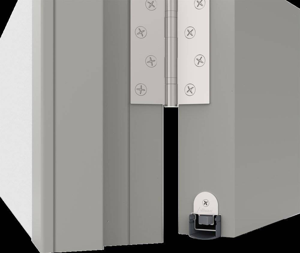 Ein Metalltürscharnier, das an einem grauen Türrahmen befestigt ist, mit sichtbaren Schrauben und einer Schutzabdeckung am unteren Ende zur Ausrichtung und zum Schutz.