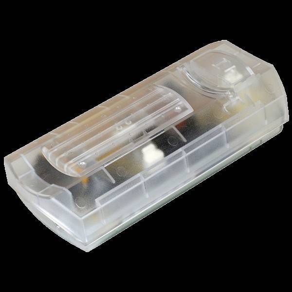 Ein transparentes Kunststoffgehäuse, das elektronische Komponenten enthält, darunter eine Leiterplatte und eine zylindrische Komponente, wird auf einem schwarzen Hintergrund präsentiert.