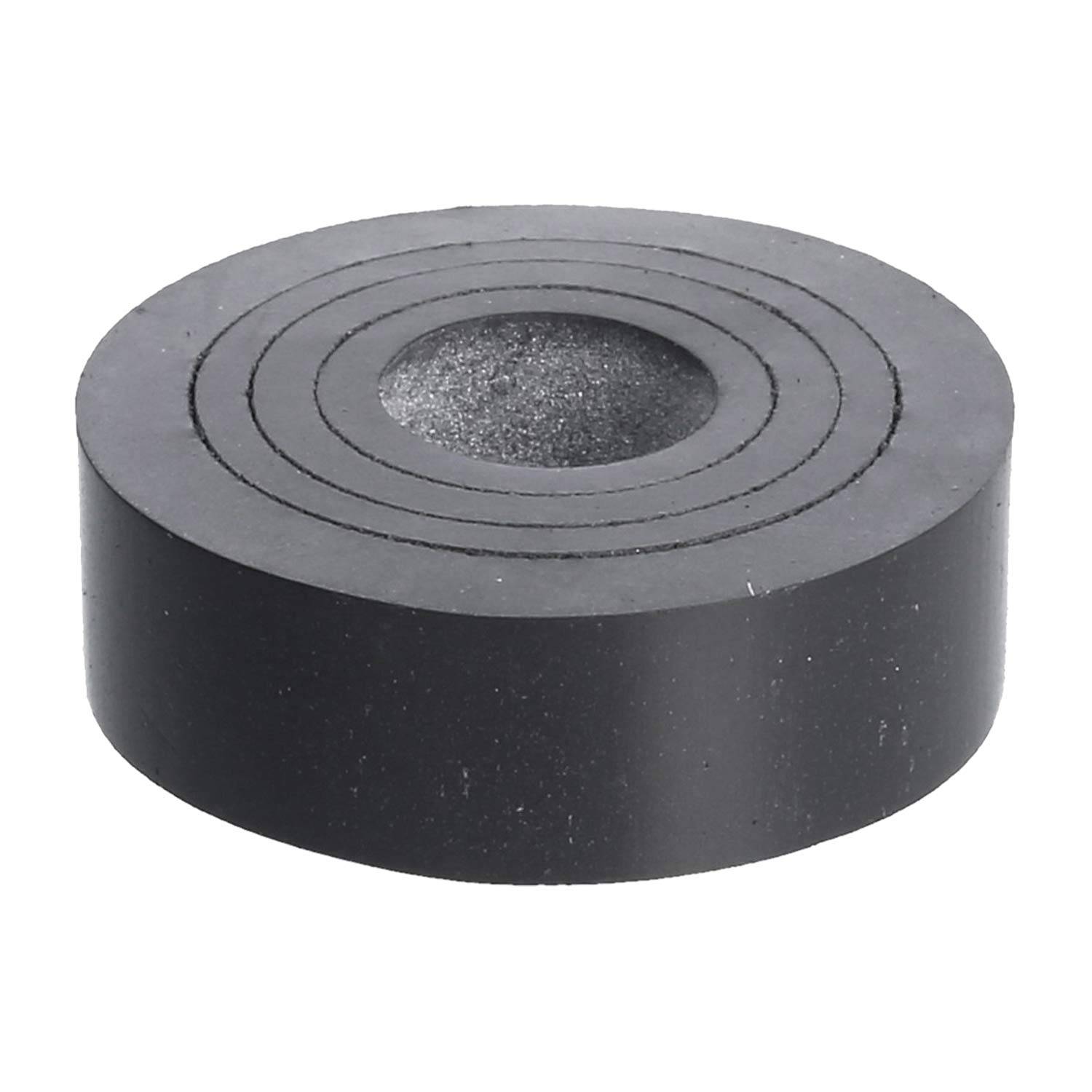 Ein schwarzer Gummistopfen mit einem zentralen Loch und mehrschichtigen konzentrischen Kreislagen. Er ist zylindrisch und scheint zum Abdichten oder Dämpfen verwendet zu werden.