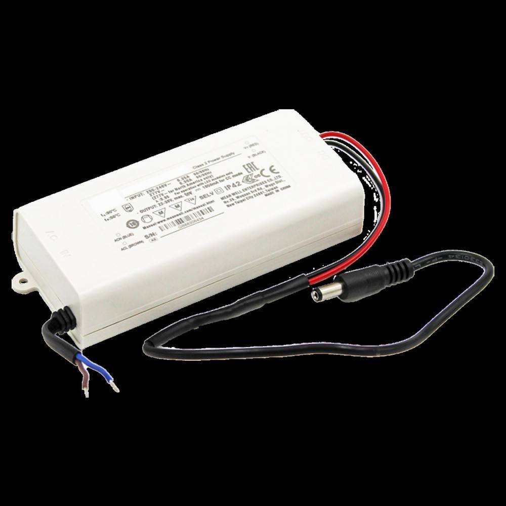 Eine weiße elektronische Stromversorgungseinheit mit angeschlossenen schwarzen und roten Kabeln, einschließlich eines Gleichstrom-Steckers und freiliegender Drahtenden, vor einem schwarzen Hintergrund.