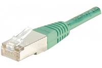 Ein grünes Ethernet-Kabel mit einem durchsichtigen Kunststoffstecker am Ende, das für Netzwerk- oder Internetverbindungen verwendet wird.