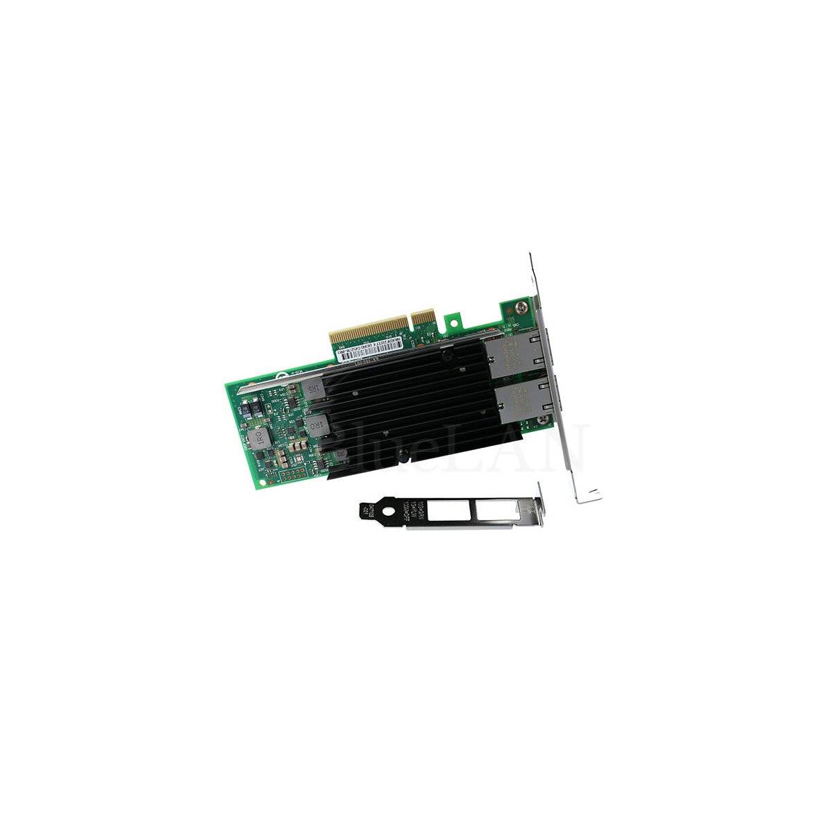 PCIe-Netzwerkadapterkarte mit schwarzem Kühlkörper und Metallhalterung, dargestellt mit separater Low-Profile-Montagehalterung auf weißem Hintergrund.