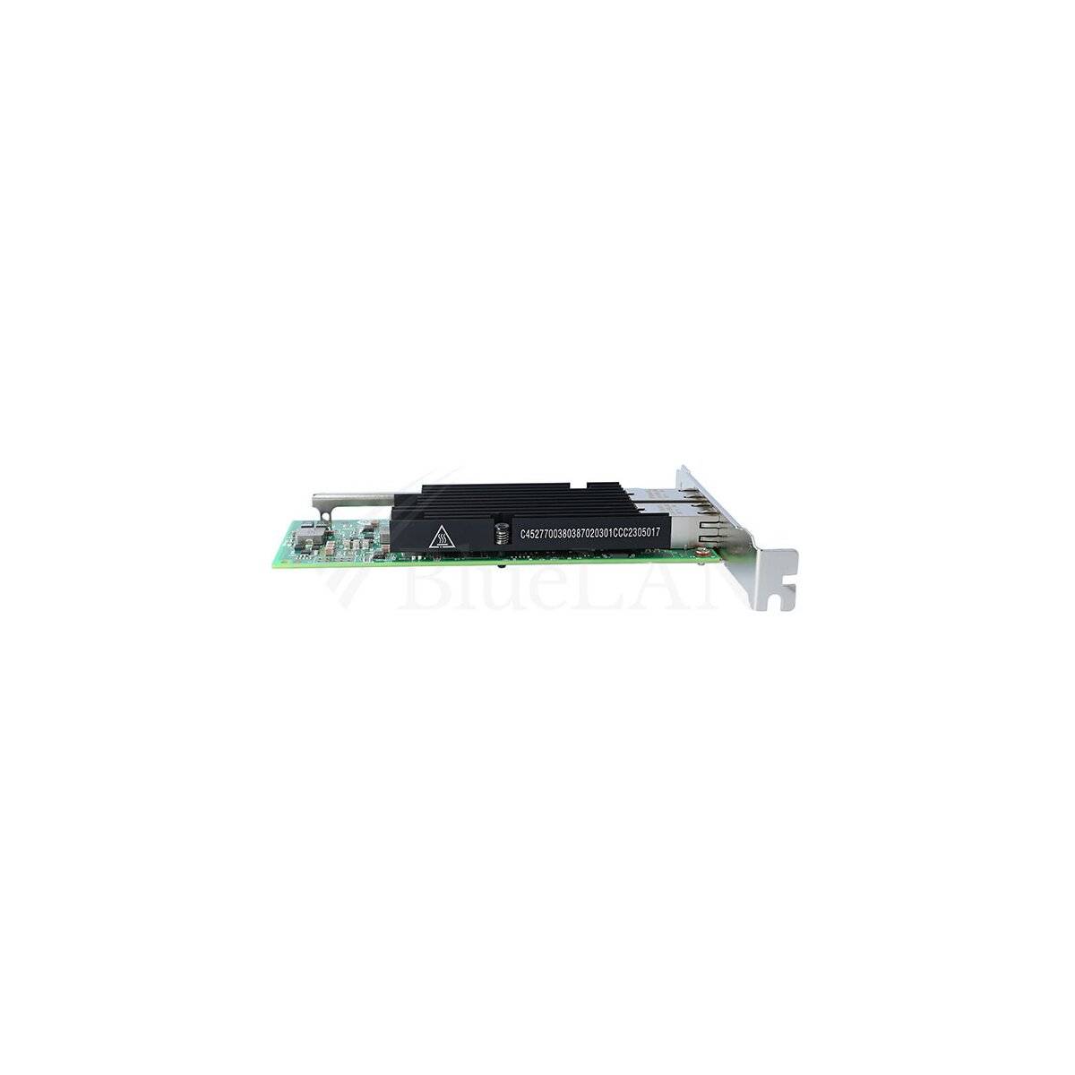 Seitenansicht einer PCIe-Erweiterungskarte mit schwarzem Kühlkörper und Metallhalterung, isoliert auf weißem Hintergrund.