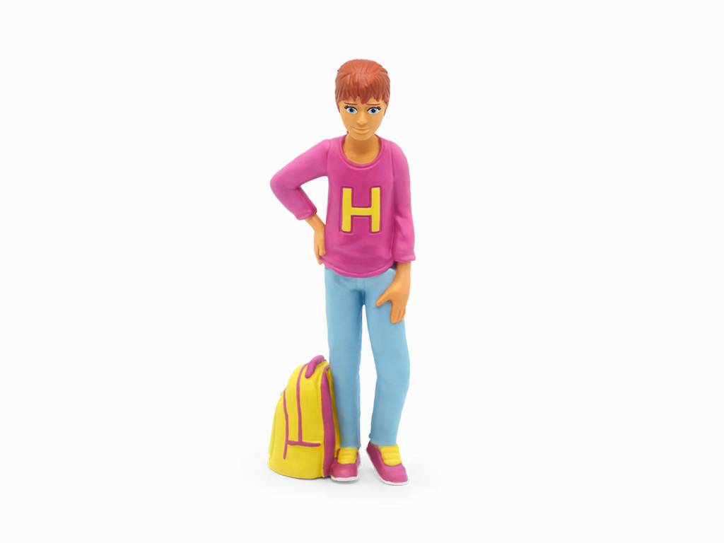 Spielzeugfigur eines Jungen in einem rosa Hemd mit gelbem H, blauen Hosen und einem gelben Rucksack, stehend mit einer Hand in die Hüfte gestützt.