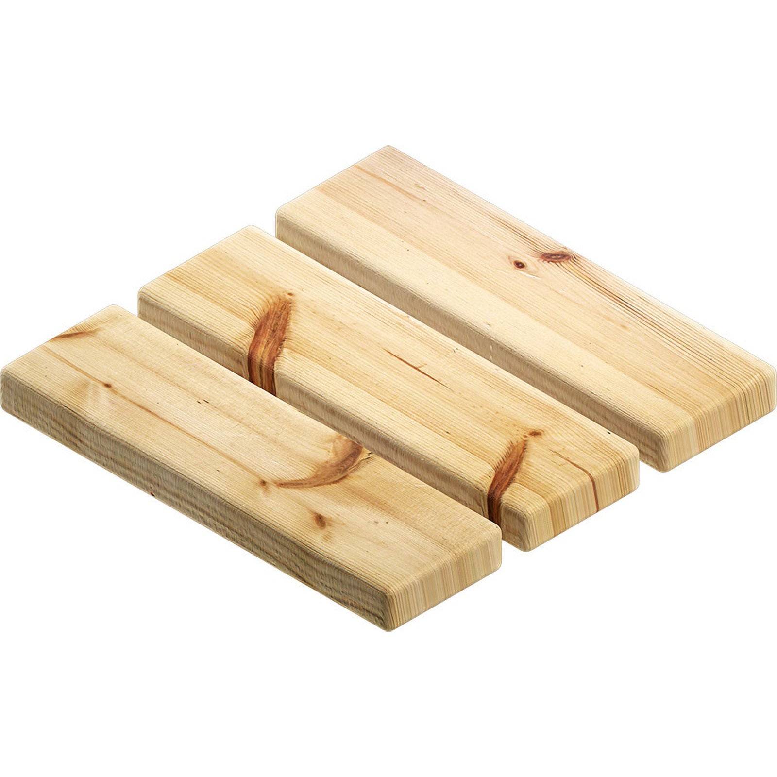 Drei rechteckige Holzblöcke in heller Farbe, horizontal ausgerichtet. Sie weisen sichtbare Maserungen und Knoten auf, die auf natürliches Holz hindeuten.
