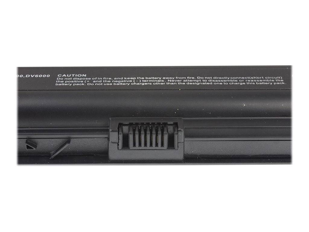 Nahaufnahme eines schwarzen Laptop-Akkupacks mit Anschlussport und Warnbezeichnung.