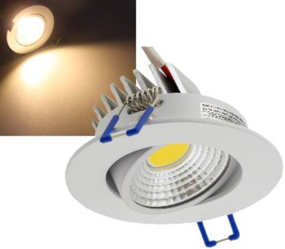 Eingebaute LED-Deckenleuchte mit einem warmen Deckenlichtkegel im Ausschnitt dargestellt, die den Leuchteffekt der Lampe und die Befestigungsclips hervorhebt.