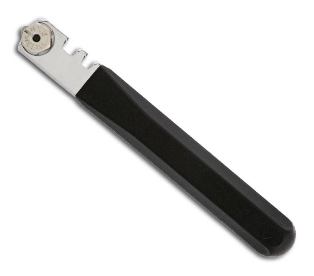 Glasschneider mit schwarzem Griff und Metallschneidrad-Kopf, auf einem einfachen weißen Hintergrund abgebildet.