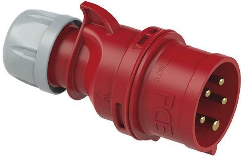 Roter industrieller Stromstecker mit vier goldenen Stiften und einer grauen Kabelverschraubung, dargestellt vor weißem Hintergrund.