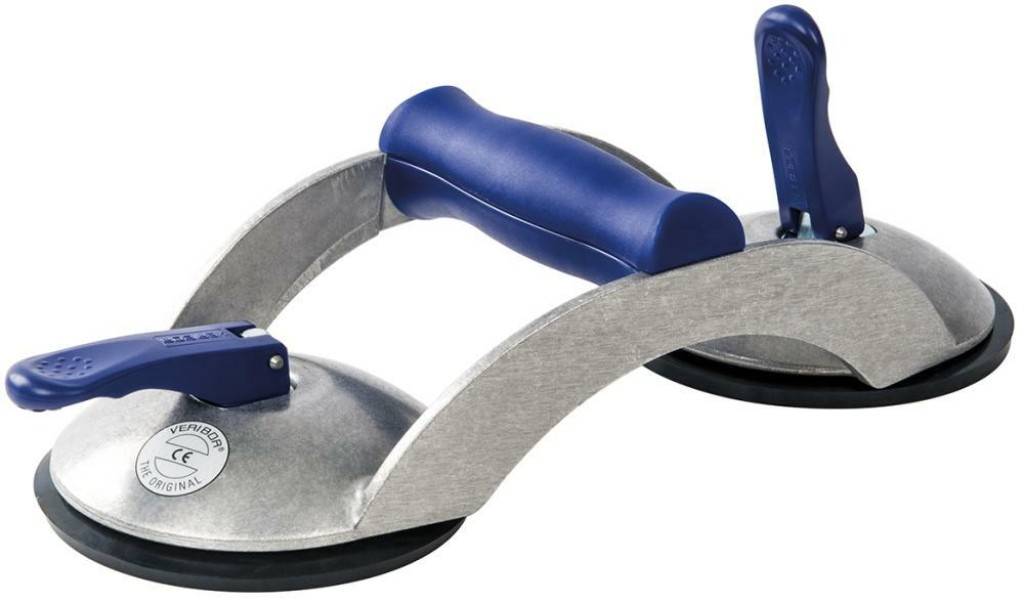 Eine Bauchmuskelrolle mit zwei blauen Griffen und gepolsterten Kniestützen auf einem gebogenen Metallrahmen.