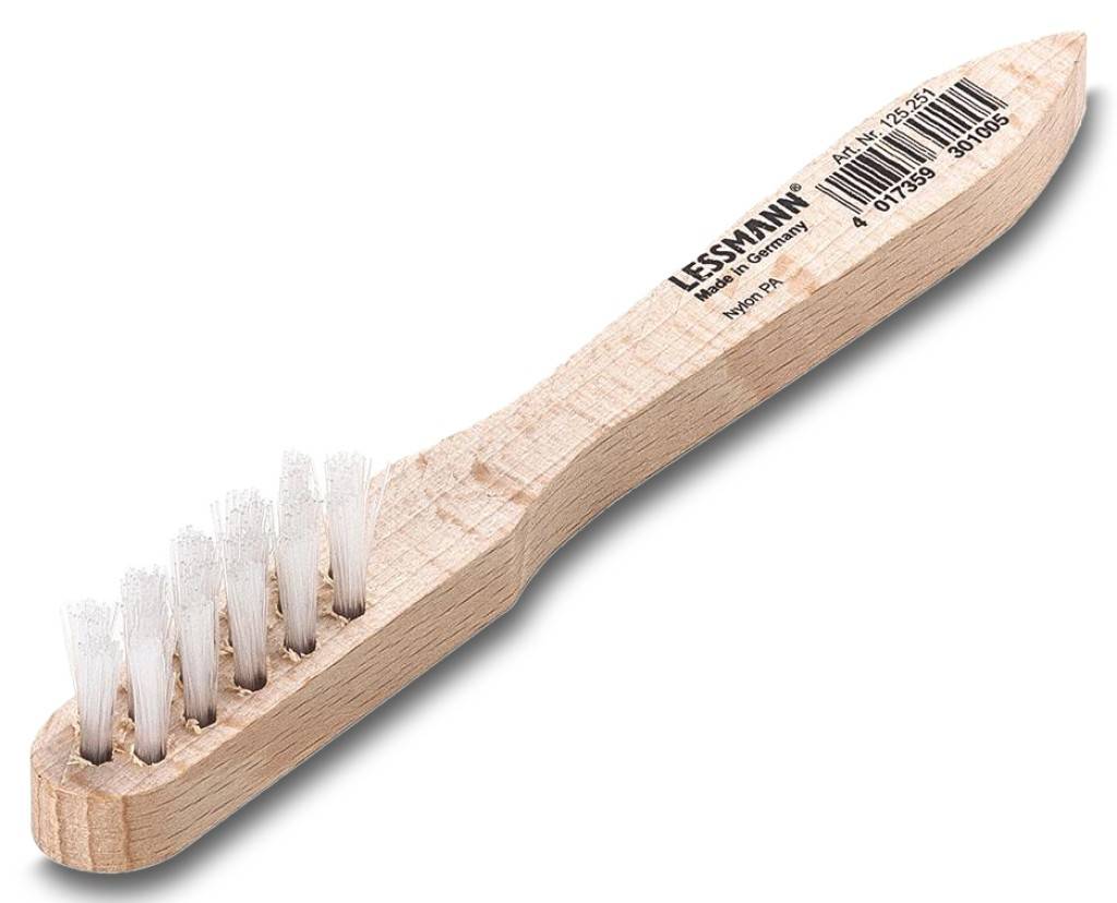 Holzbürste mit weißen Borsten und beschriftetem Griff, dargestellt auf einem einfachen weißen Hintergrund.