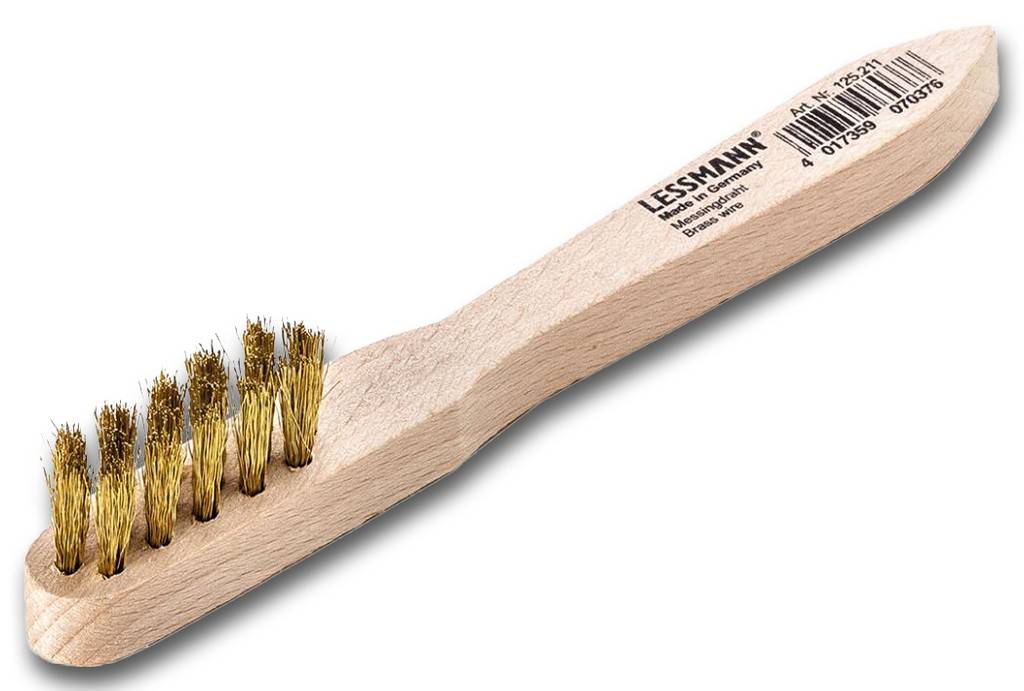 Holzbürste mit Messingborsten zum Reinigen von Metalloberflächen