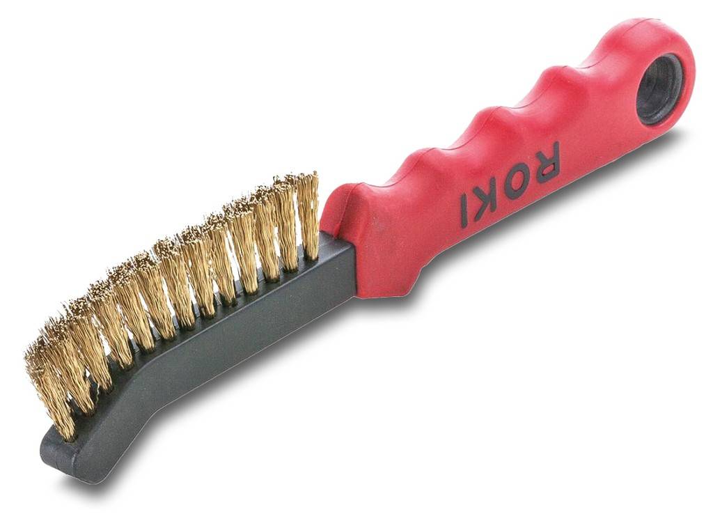 Handbürste mit Messingborsten und rotem Griff mit der Aufschrift „ROKI