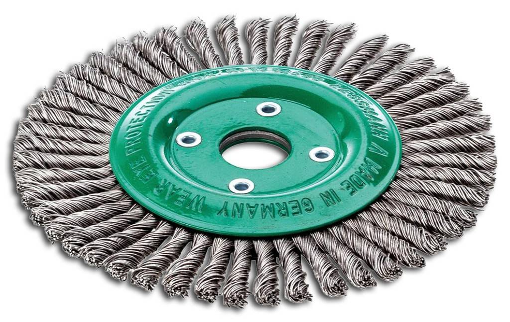 Rundes Stahldrahtkupferschleifer mit grüner Zentralnabe, verwendet zum Schleifen oder Reinigen von Metalloberflächen.
